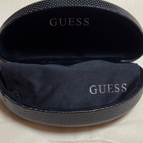 Guess Black and Silver Sunglasses with polarized lenses. - Picture 7 of 9